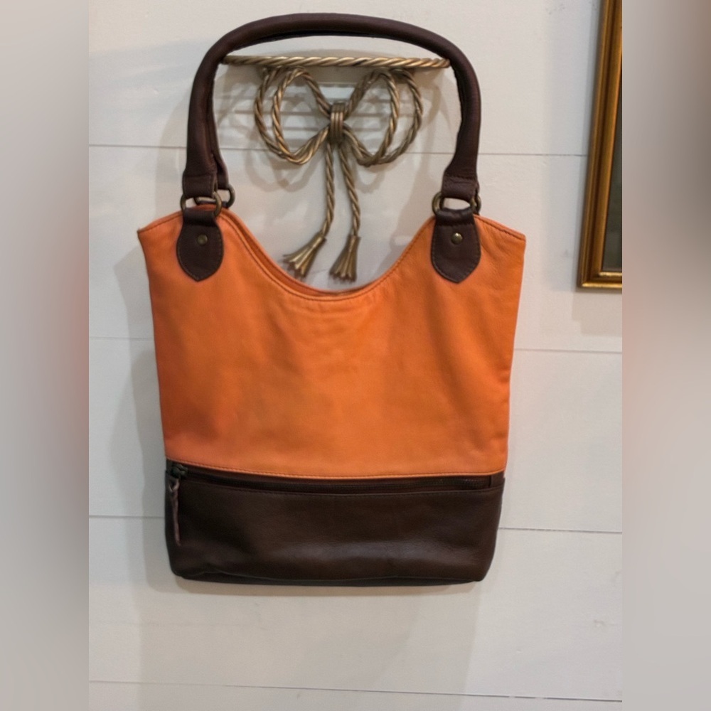 North Style genuine leather handbag in new like condition! Quality crafted
